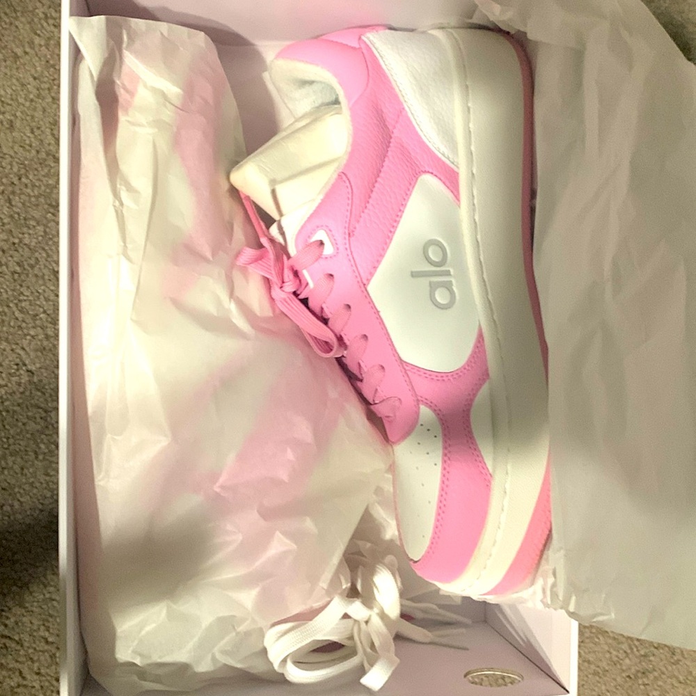 Like new Alo Pink color recovery mode sneaker pink size 7.5